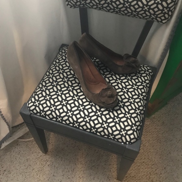 Chocolate suede sofft brand pumps - Picture 4 of 5